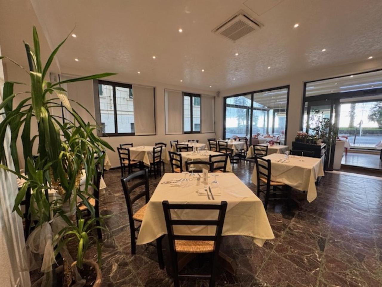 Hotel Ristorante Milton 瓦拉泽 外观 照片